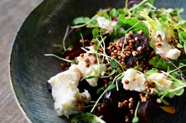 Pancar kökü ve peynirli salata, yakın çekim manzaralı.