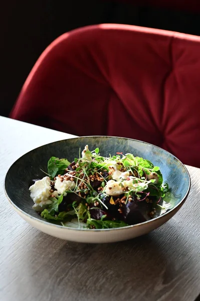 Bir tabak taze salata ve et.