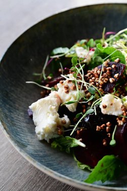 Gri arka planda taze meyvelerle servis edilen lezzetli tatlı crme brle 'ın yakın plan görüntüsü. Lezzetli bir karamelize kremalı tatlı, çıtır çıtır, güzel stil verilmiş ve masada servis edilmiş, gurme yemek fotoğrafçılığı için mükemmel.