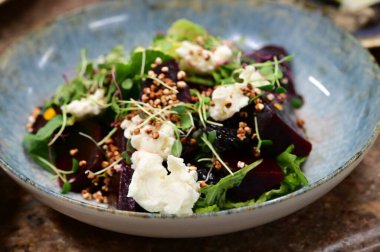 Bitkilerle enfes yemek manzarasını kapat.