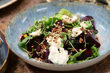 Peynirli taze ve lezzetli salata.