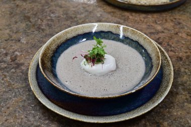 Geleneksel Çek mantar çorbası haşlanmış yumurta ve bir tutam yağla servis edilir. Çek mutfağının otantik tadını yakalayan, ev yapımı ve rahatlatıcı bir yemek.