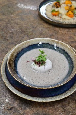 Geleneksel Çek mantar çorbası haşlanmış yumurta ve bir tutam yağla servis edilir. Çek mutfağının otantik tadını yakalayan, ev yapımı ve rahatlatıcı bir yemek.