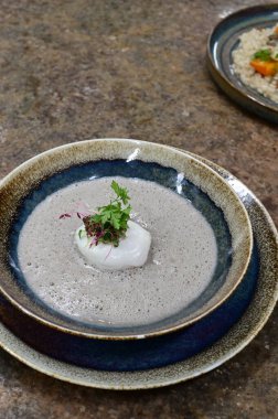 Geleneksel Çek mantar çorbası haşlanmış yumurta ve bir tutam yağla servis edilir. Çek mutfağının otantik tadını yakalayan, ev yapımı ve rahatlatıcı bir yemek.