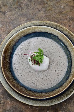 Geleneksel Çek mantar çorbası haşlanmış yumurta ve bir tutam yağla servis edilir. Çek mutfağının otantik tadını yakalayan, ev yapımı ve rahatlatıcı bir yemek.