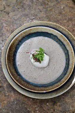 Geleneksel Çek mantar çorbası haşlanmış yumurta ve bir tutam yağla servis edilir. Çek mutfağının otantik tadını yakalayan, ev yapımı ve rahatlatıcı bir yemek.