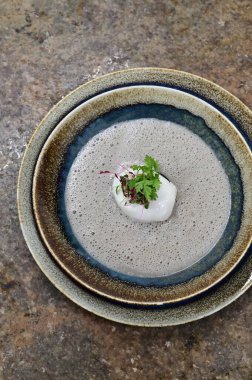Geleneksel Çek mantar çorbası haşlanmış yumurta ve bir tutam yağla servis edilir. Çek mutfağının otantik tadını yakalayan, ev yapımı ve rahatlatıcı bir yemek.