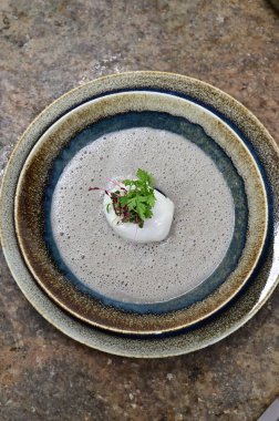 Geleneksel Çek mantar çorbası haşlanmış yumurta ve bir tutam yağla servis edilir. Çek mutfağının otantik tadını yakalayan, ev yapımı ve rahatlatıcı bir yemek.