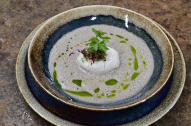 Geleneksel Çek mantar çorbası haşlanmış yumurta ve bir tutam yağla servis edilir. Çek mutfağının otantik tadını yakalayan, ev yapımı ve rahatlatıcı bir yemek.