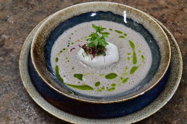 Geleneksel Çek mantar çorbası haşlanmış yumurta ve bir tutam yağla servis edilir. Çek mutfağının otantik tadını yakalayan, ev yapımı ve rahatlatıcı bir yemek.