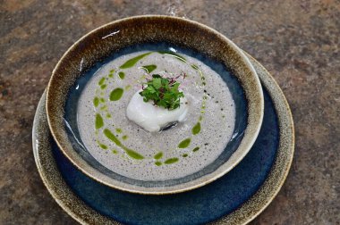 Geleneksel Çek mantar çorbası haşlanmış yumurta ve bir tutam yağla servis edilir. Çek mutfağının otantik tadını yakalayan, ev yapımı ve rahatlatıcı bir yemek.