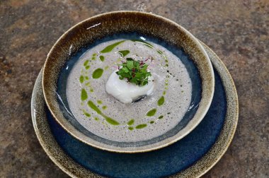 Geleneksel Çek mantar çorbası haşlanmış yumurta ve bir tutam yağla servis edilir. Çek mutfağının otantik tadını yakalayan, ev yapımı ve rahatlatıcı bir yemek.