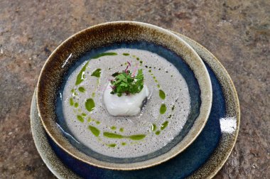 Geleneksel Çek mantar çorbası haşlanmış yumurta ve bir tutam yağla servis edilir. Çek mutfağının otantik tadını yakalayan, ev yapımı ve rahatlatıcı bir yemek.