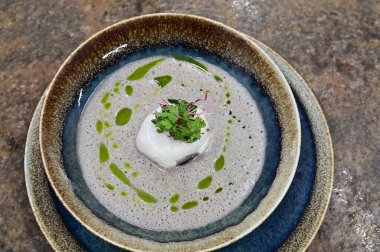 Geleneksel Çek mantar çorbası haşlanmış yumurta ve bir tutam yağla servis edilir. Çek mutfağının otantik tadını yakalayan, ev yapımı ve rahatlatıcı bir yemek.