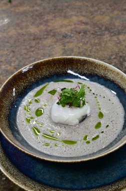 Geleneksel Çek mantar çorbası haşlanmış yumurta ve bir tutam yağla servis edilir. Çek mutfağının otantik tadını yakalayan, ev yapımı ve rahatlatıcı bir yemek.