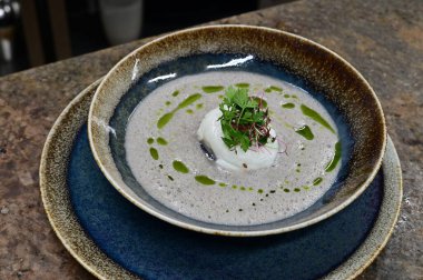 Geleneksel Çek mantar çorbası haşlanmış yumurta ve bir tutam yağla servis edilir. Çek mutfağının otantik tadını yakalayan, ev yapımı ve rahatlatıcı bir yemek.