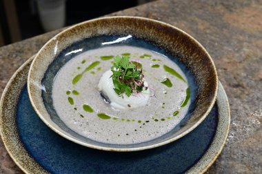 Geleneksel Çek mantar çorbası haşlanmış yumurta ve bir tutam yağla servis edilir. Çek mutfağının otantik tadını yakalayan, ev yapımı ve rahatlatıcı bir yemek.