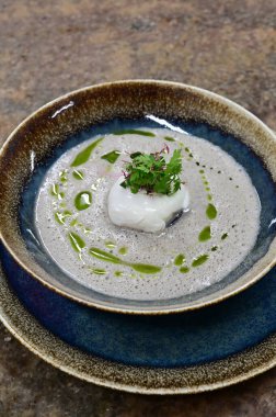 Geleneksel Çek mantar çorbası haşlanmış yumurta ve bir tutam yağla servis edilir. Çek mutfağının otantik tadını yakalayan, ev yapımı ve rahatlatıcı bir yemek.