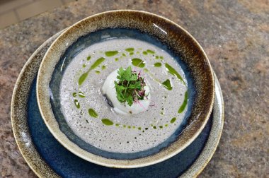 Kapalı - beyaz tabakta bir kaşık ile bir kase çorba