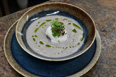 Beyaz tabaklı lezzetli bir çorbanın yakın plan çekimi.