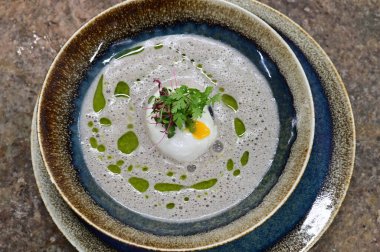 Geleneksel Çek mantar çorbası haşlanmış yumurta ve bir tutam yağla servis edilir. Çek mutfağının otantik tadını yakalayan, sonbahar ve geleneksel yemek fotoğrafçılığı için mükemmel bir ev yapımı kırsal ve rahatlatıcı yemek..