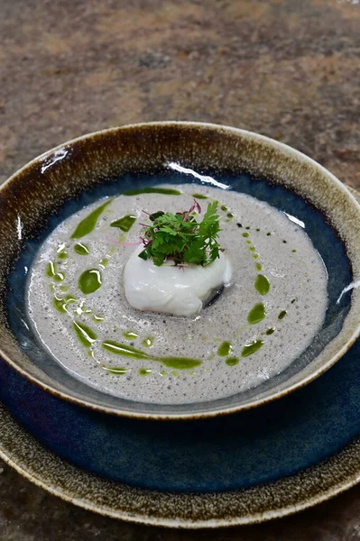 Geleneksel Çek mantar çorbası haşlanmış yumurta ve bir tutam yağla servis edilir. Çek mutfağının otantik tadını yakalayan, ev yapımı ve rahatlatıcı bir yemek.