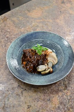 sığır eti ve mantarlı erişte.