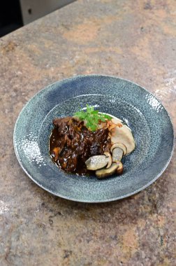 Etli körili bir mutfak fotoğrafı.