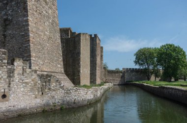 Duvar, hendek ve Semendire kale kuleleri olan Smederevo, Sırbistan, Sırbistan Orta Çağ'da geçici başkenti oldu bir ortaçağ müstahkem şehir.
