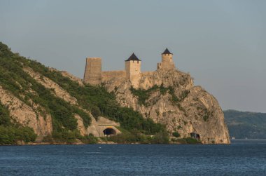 Golubac kalesi / kalesi, 14. yüzyılda inşa edilmiş, Sırbistan 'daki Tuna nehrinin kıyısında