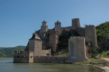 Golubac kalesi / kalesi, 14. yüzyılda inşa edilmiş, Sırbistan 'daki Tuna nehrinin kıyısında