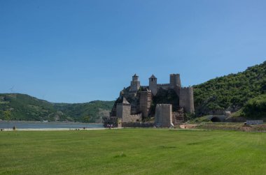 Golubac kalesi / kalesi, 14. yüzyılda inşa edilmiş, Sırbistan 'daki Tuna nehrinin kıyısında
