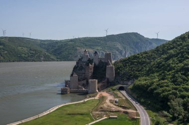 Golubac kalesi / kalesi, 14. yüzyılda inşa edilmiş, Sırbistan 'daki Tuna nehrinin kıyısında