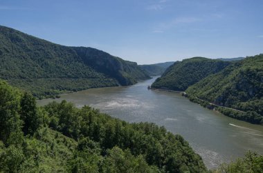 Romanya ve Sırbistan arasında Danube sınır. Gorge Sırbistan ve Romanya, olarak da bilinen Iron Gate arasında tuna tuna Gorges.The en dar kesiminde manzara.