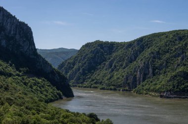 Romanya ve Sırbistan arasında Danube sınır. Gorge Sırbistan ve Romanya, olarak da bilinen Iron Gate arasında tuna tuna Gorges.The en dar kesiminde manzara.