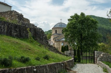 Gradac Sırbistan Ortodoks Manastırı kilisede. Gradac Manastırı Golija Turizm bölge ve turizm merkezi Kopaonik yakınında yer alır.
