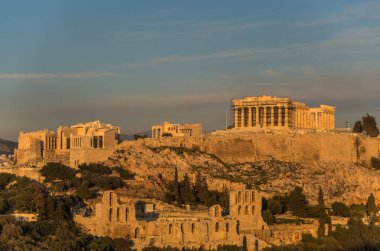 Akropol Propylaea ve Odeon Herodes Atticus Tiyatrosu ile görünümüne. Atina, Yunanistan