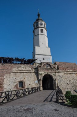 Belgrade, Sırbistan - 30 Nisan 2018: Sahat kula, saat kulesi ve gate Belgrad Kalemegdan kale veya Beogradska Tvrdjava, Sırbistan