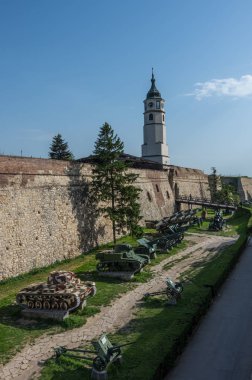 Belgrade, Sırbistan - 30 Nisan 2018: Sahat kula, saat kulesi ve Belgrad Kalemegdan kale veya Beogradska Tvrdjava ve Sırbistan'daki Askeri Müze açık serginin bir parçası kapısı