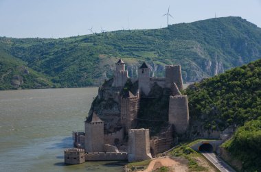 Golubac kalesi / kalesi, 14. yüzyılda inşa edilmiş, Sırbistan 'daki Tuna nehrinin kıyısında