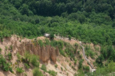 Güney Sırbistan'daki kaya oluşumu Djavolja Varos (Devil's town) manzara.