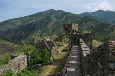 Ortaçağ Kalesi Maglic, arka plan, Sırbistan dağ mesafeden duvara