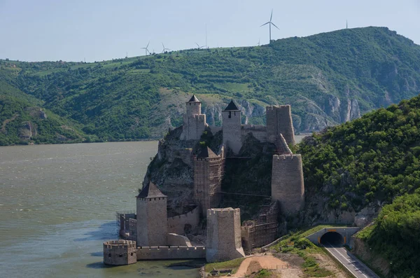 Golubac kalesi / kalesi, 14. yüzyılda inşa edilmiş, Sırbistan 'daki Tuna nehrinin kıyısında