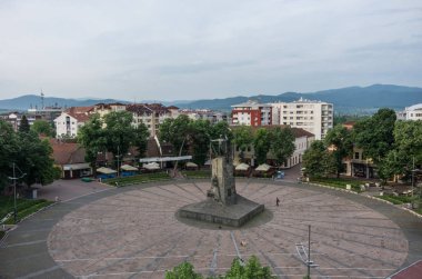 Kraljevo, Sırbistan - 5 Mayıs 2018: Merkezi kare bir Sırp asker Anıtı ile. Kraljevo, Sırbistan