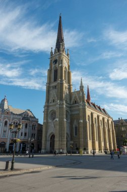 Novi Sad, Sırbistan - 08 Mayıs 2018: Katedral Katolicka Porta Novi Sad yılında (Trg Slobode) Özgürlük Meydanında görünümünü