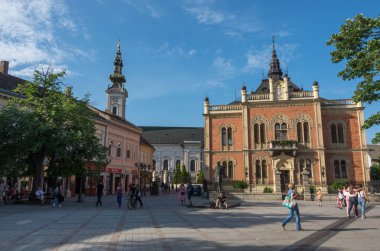 Novi Sad, Sırbistan - 08 Mayıs 2018: Anıt, Jovan Jovanoviç Zmaj, önü ve neo-klasik mimarisi, Novi Sad, Sırbistan için Vladicin mahkeme Palace, Bishop.