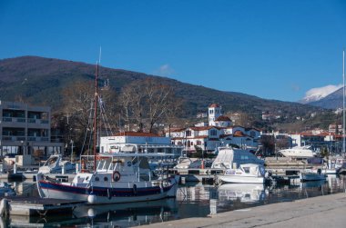 Platamonas, Yunanistan - 2 Ocak 2018: Liman tekne ve balık tutma guletleri ile. Platamonas (Yunan) bir deniz tarafı resort ve fishermans Güney Pireia, Orta Makedonya köydür.