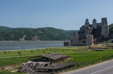 Golubac kalesi / kalesi, 14. yüzyılda inşa edilmiş, Sırbistan 'daki Tuna nehrinin kıyısında