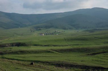 Günbatımı bulutlar, tepeler ve çayır ile bahar manzarada. Zlatibor dağın alan, Sırbistan