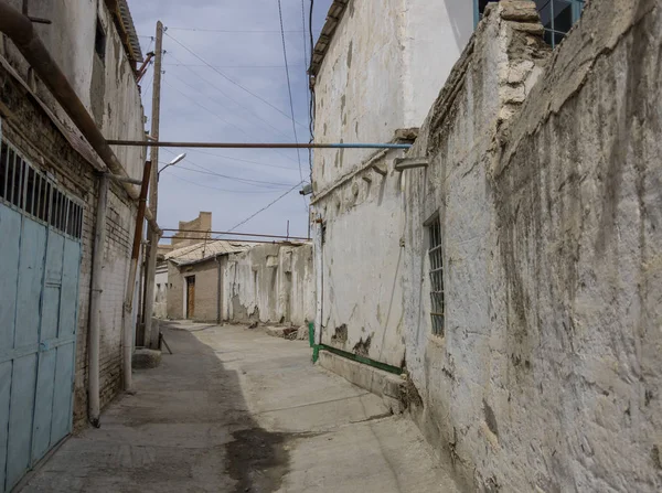 狭窄的街道的 Itchan 卡拉中世纪的居民区 乌兹别克斯坦 — 图库照片